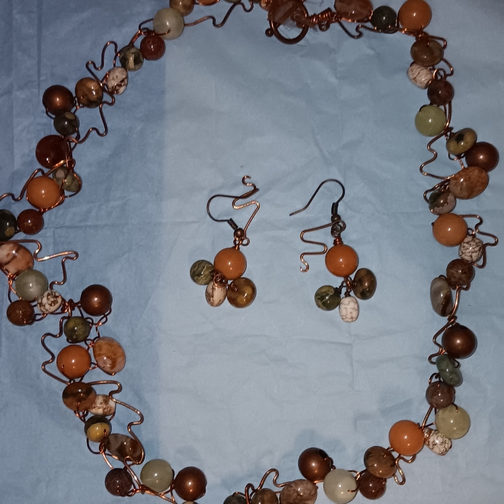 VINTAGE. HANDMADE NECKLACE AND MATCHING PIERCED EARRINGS.
